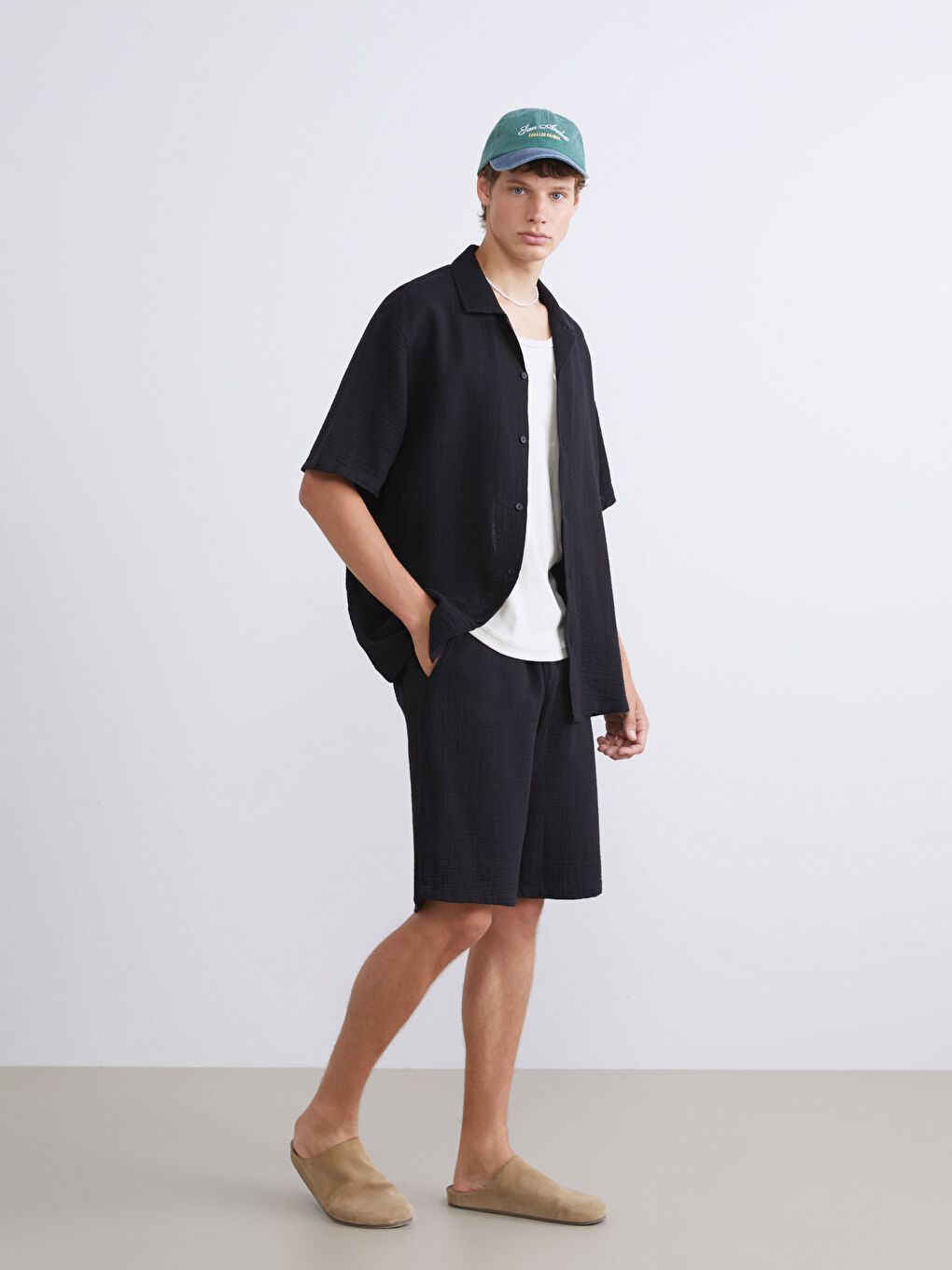 Siyah Rahat Kalıp Müslin Erkek Şort-1