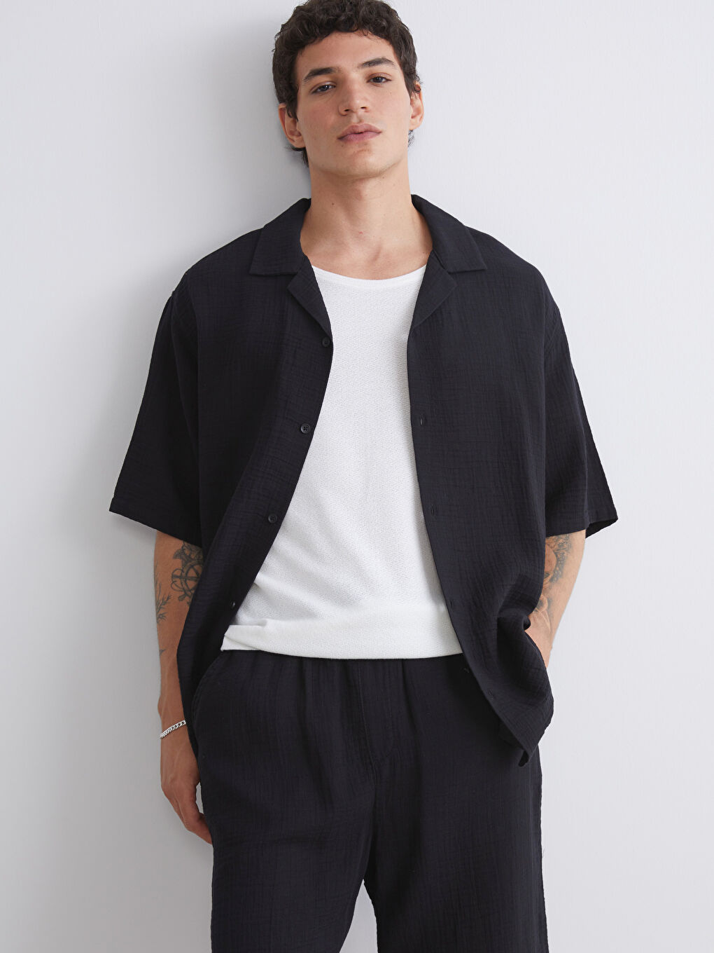 Siyah Rahat Kalıp Resort Yaka Kısa Kollu Müslin Erkek Gömlek