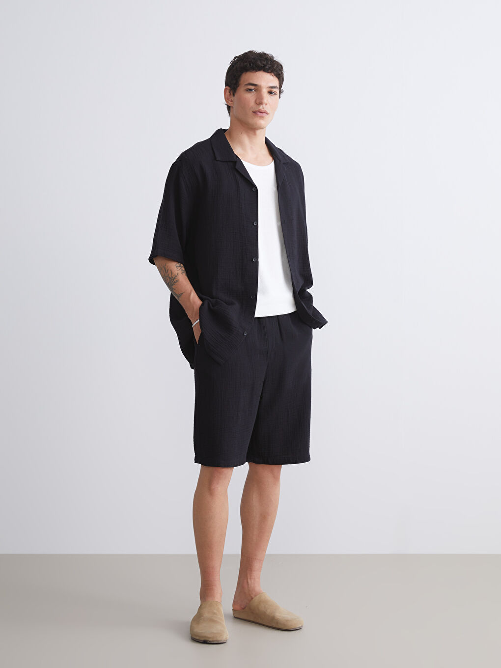 Siyah Rahat Kalıp Resort Yaka Kısa Kollu Müslin Erkek Gömlek-1