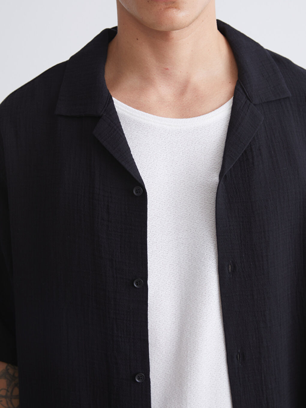 Siyah Rahat Kalıp Resort Yaka Kısa Kollu Müslin Erkek Gömlek-2