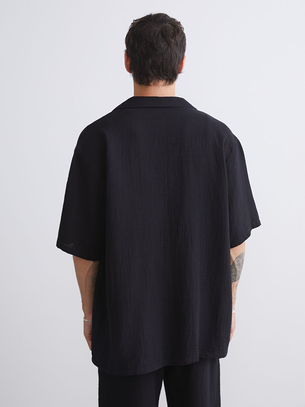 Siyah Rahat Kalıp Resort Yaka Kısa Kollu Müslin Erkek Gömlek-3