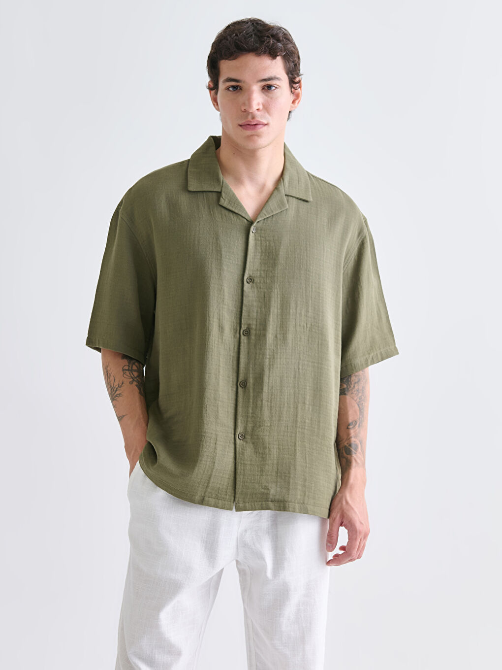 Haki Rahat Kalıp Resort Yaka Kısa Kollu Müslin Erkek Gömlek