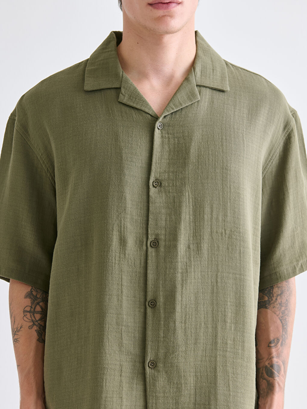 Haki Rahat Kalıp Resort Yaka Kısa Kollu Müslin Erkek Gömlek-2