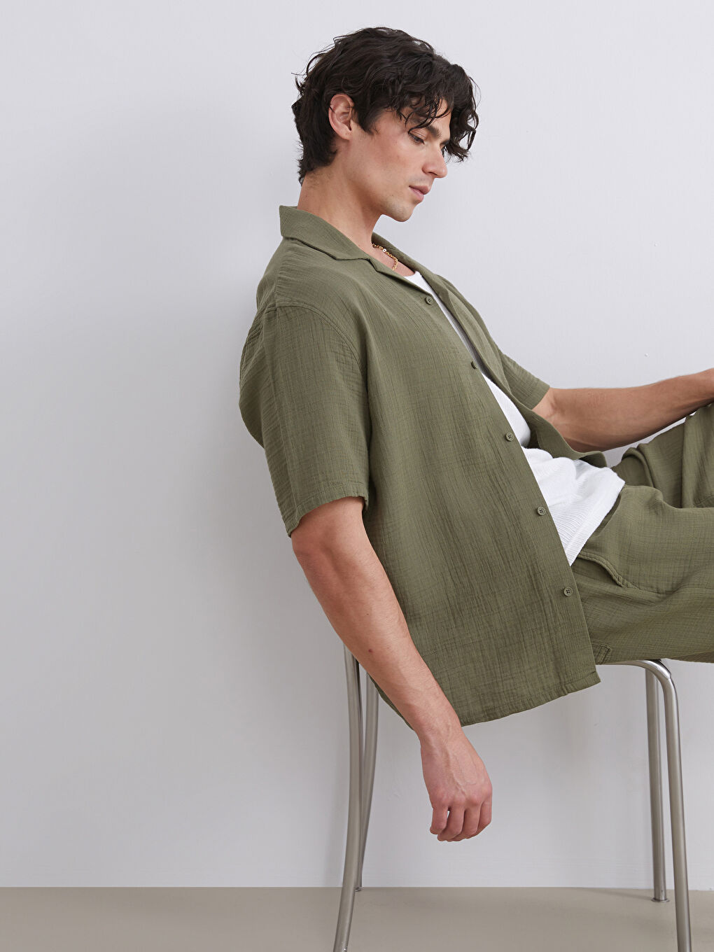 Haki Rahat Kalıp Resort Yaka Kısa Kollu Müslin Erkek Gömlek
