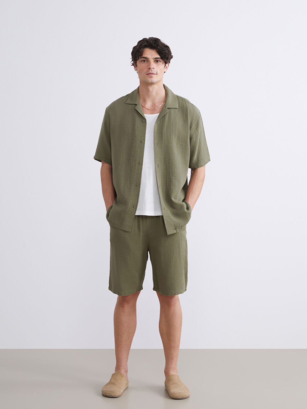 Haki Rahat Kalıp Resort Yaka Kısa Kollu Müslin Erkek Gömlek-1
