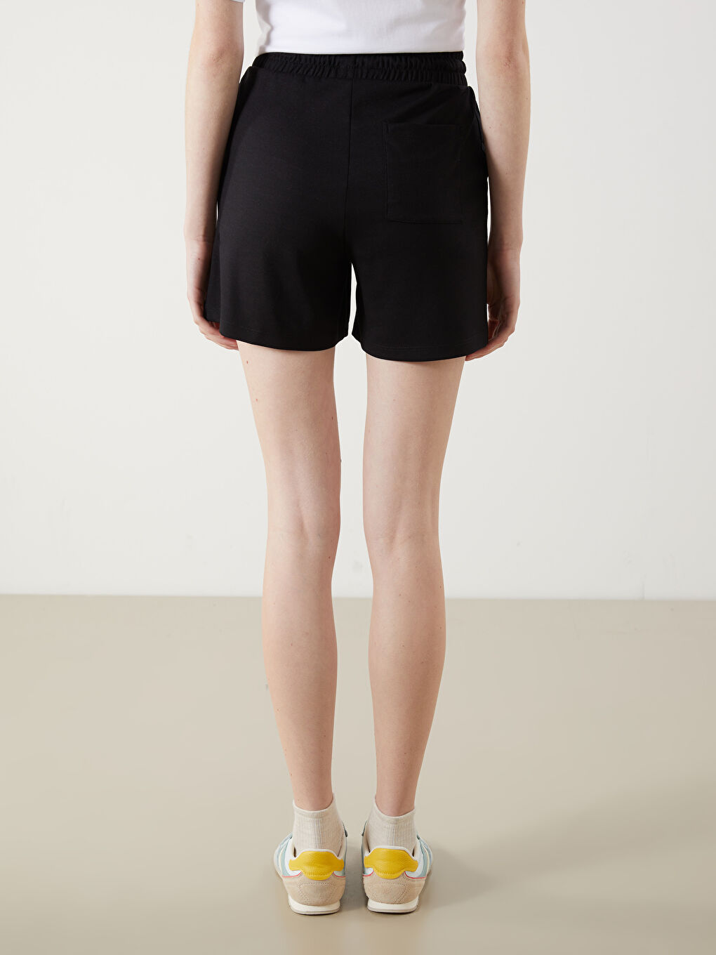 Siyah Beli Lastikli Kadın Şort-7