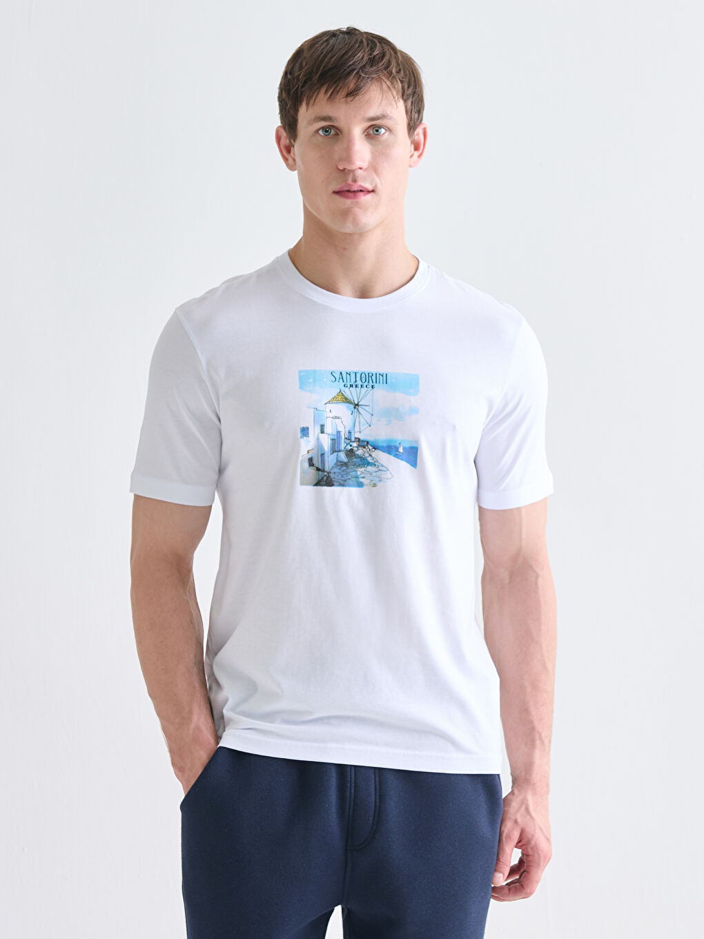 Beyaz Bisiklet Yaka Santorini Baskılı Erkek Tişört