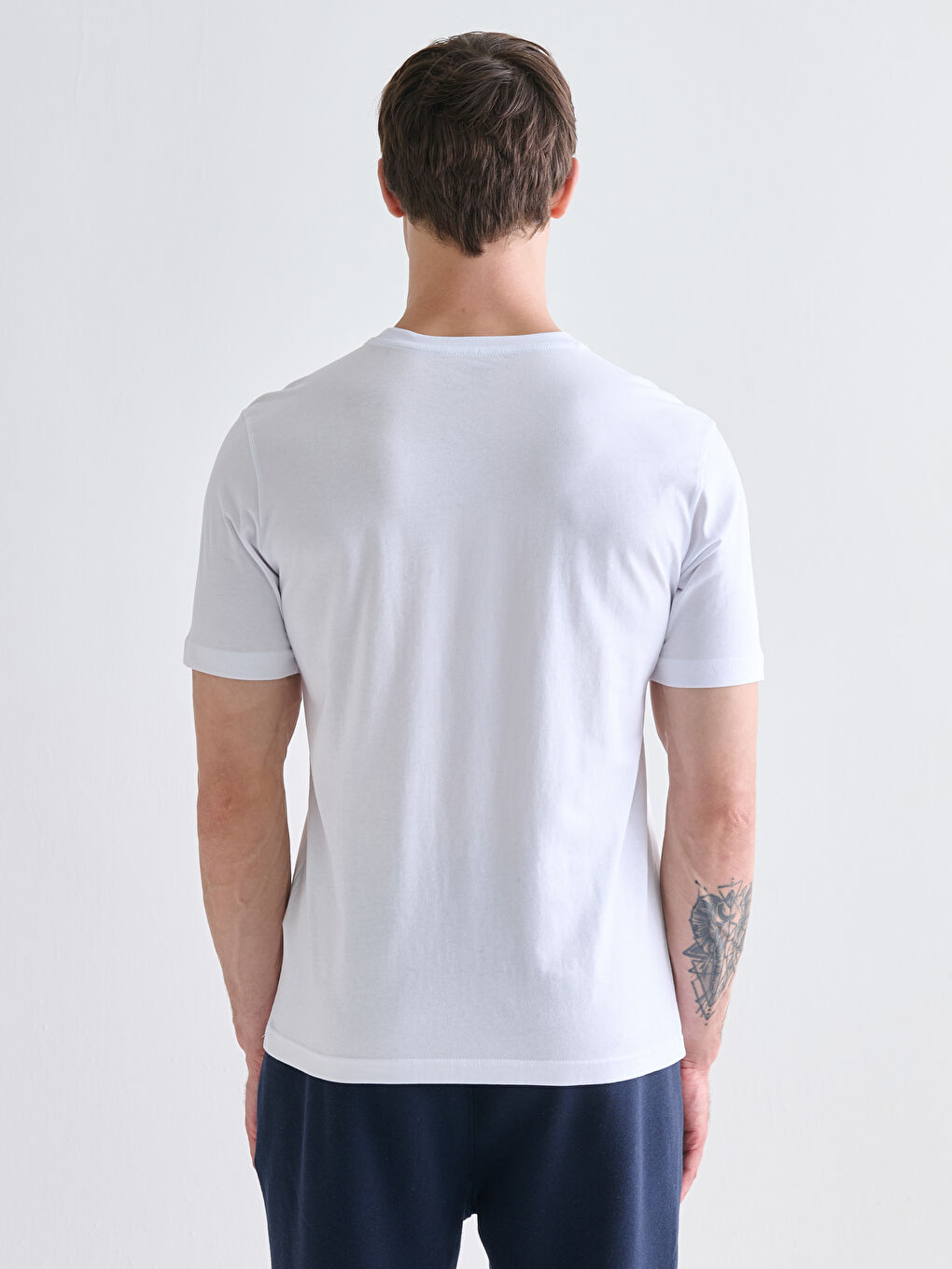 Beyaz Bisiklet Yaka Santorini Baskılı Erkek Tişört-3