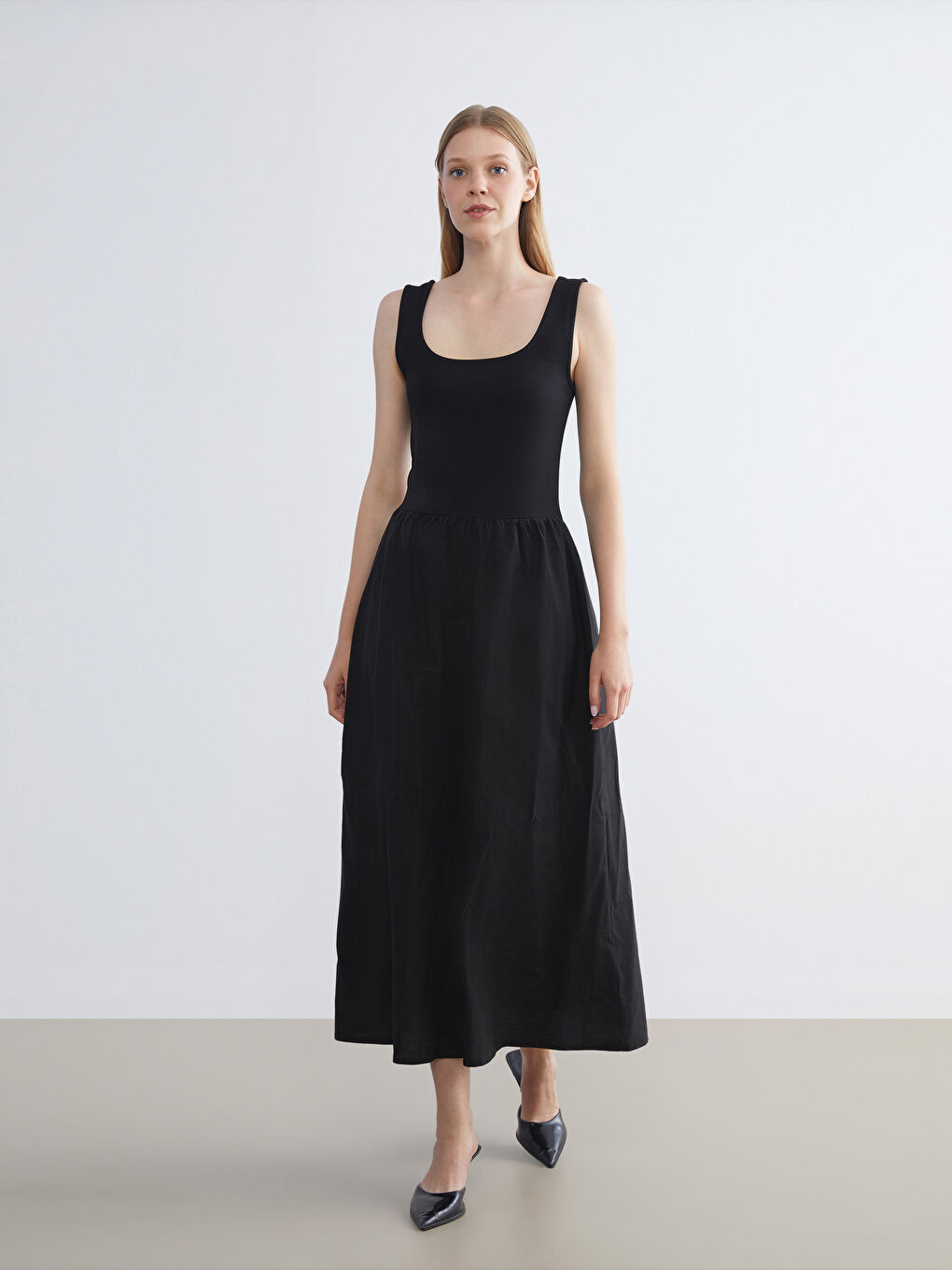 Siyah Kare Yaka Belden Oturtmalı Elbise