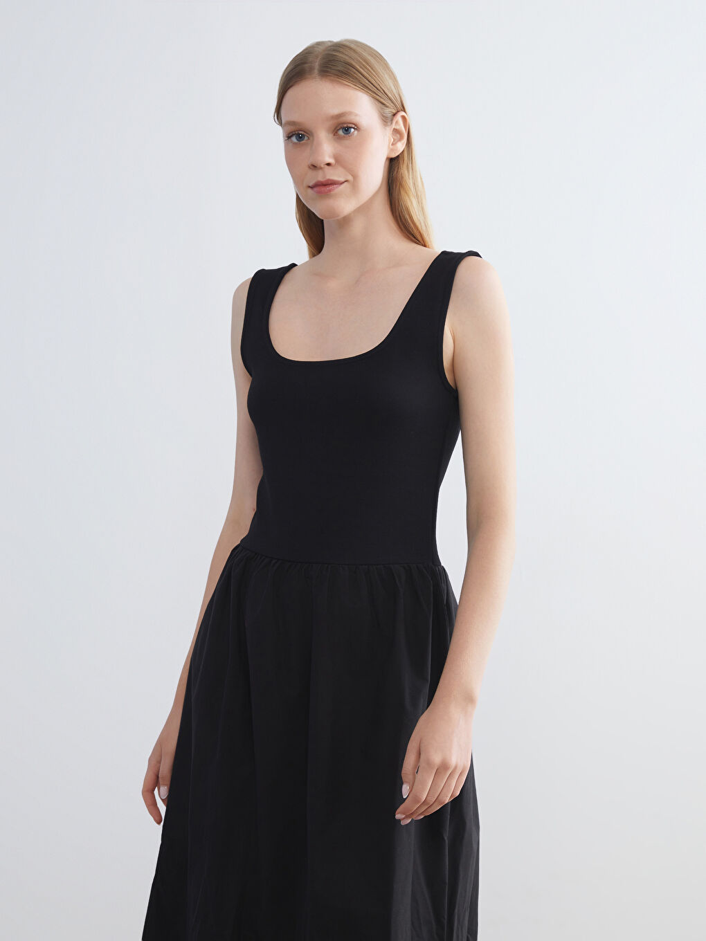 Siyah Kare Yaka Belden Oturtmalı Elbise-1