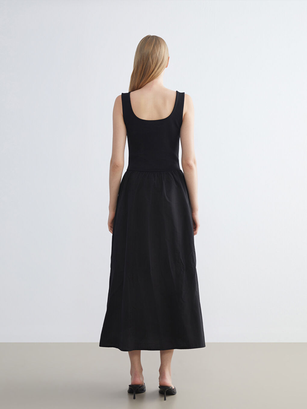 Siyah Kare Yaka Belden Oturtmalı Elbise-3