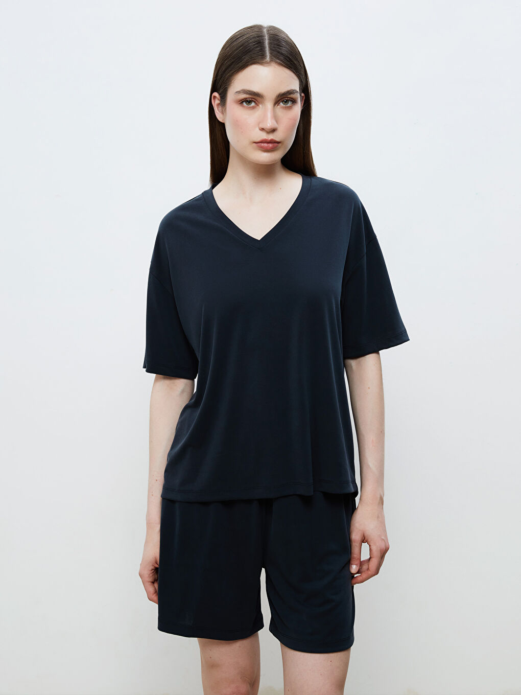 Siyah V Yaka Modal Karışımlı Oversize Kadın Tişört
