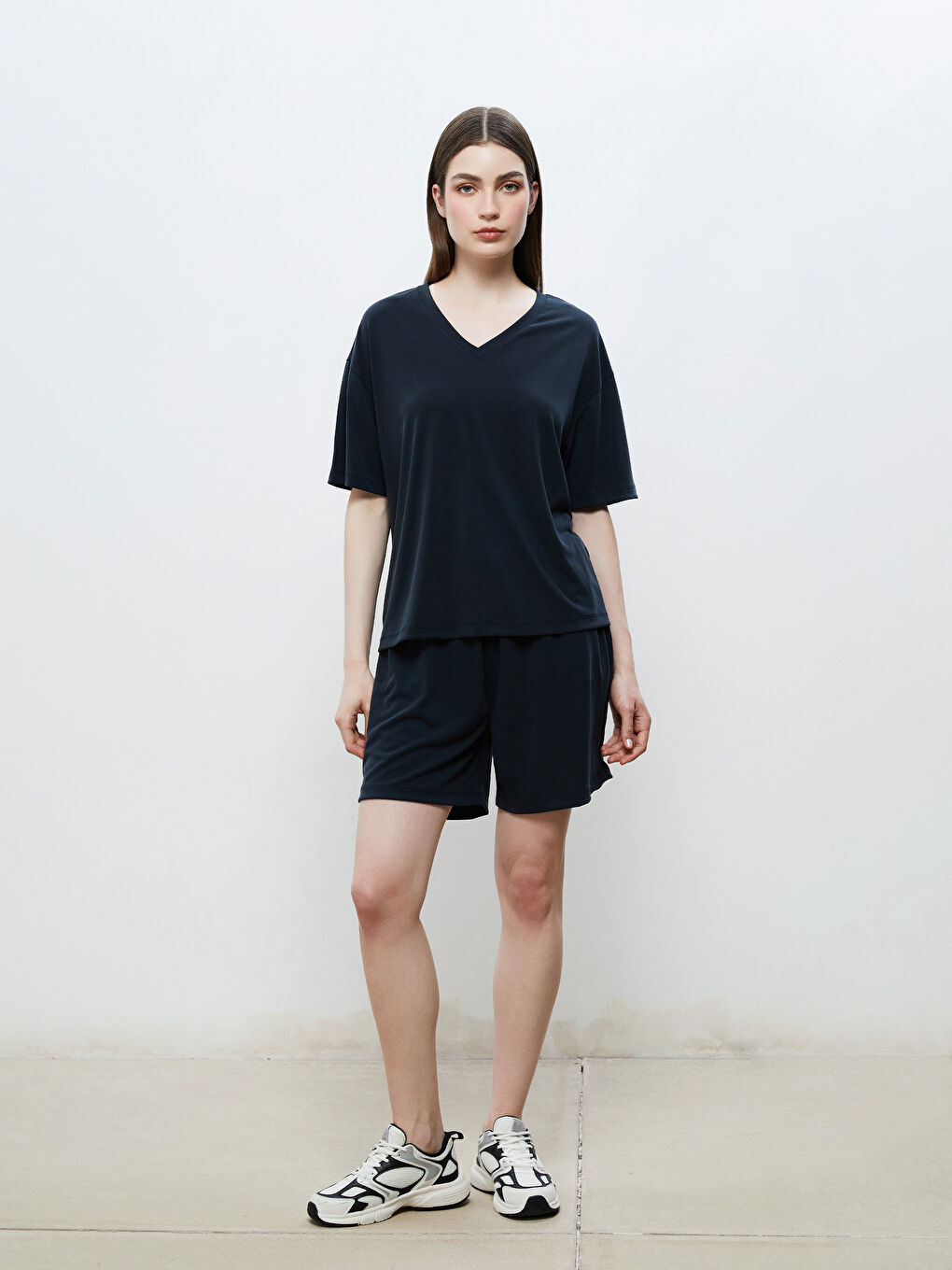 Siyah V Yaka Modal Karışımlı Oversize Kadın Tişört-1