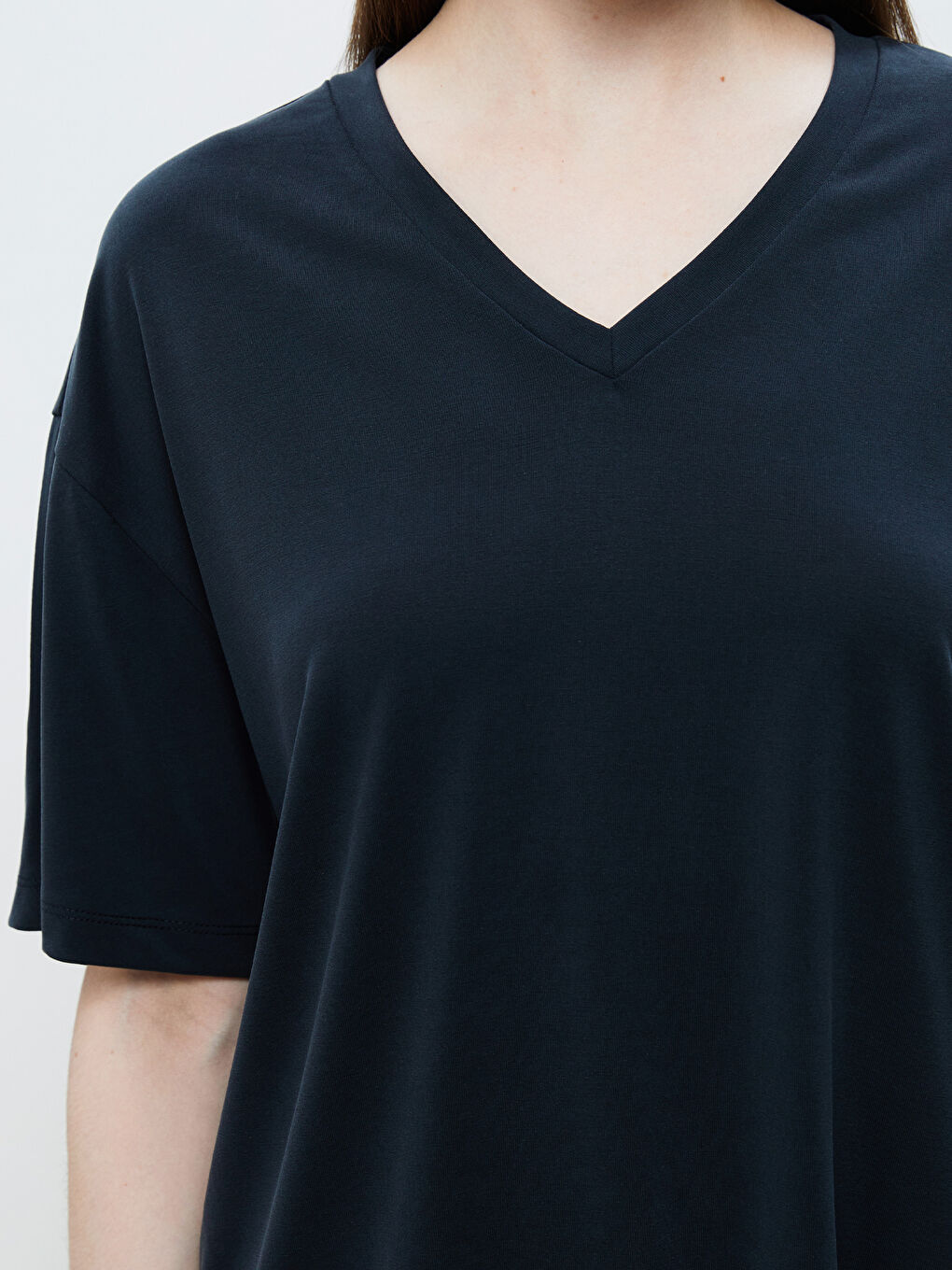 Siyah V Yaka Modal Karışımlı Oversize Kadın Tişört-2