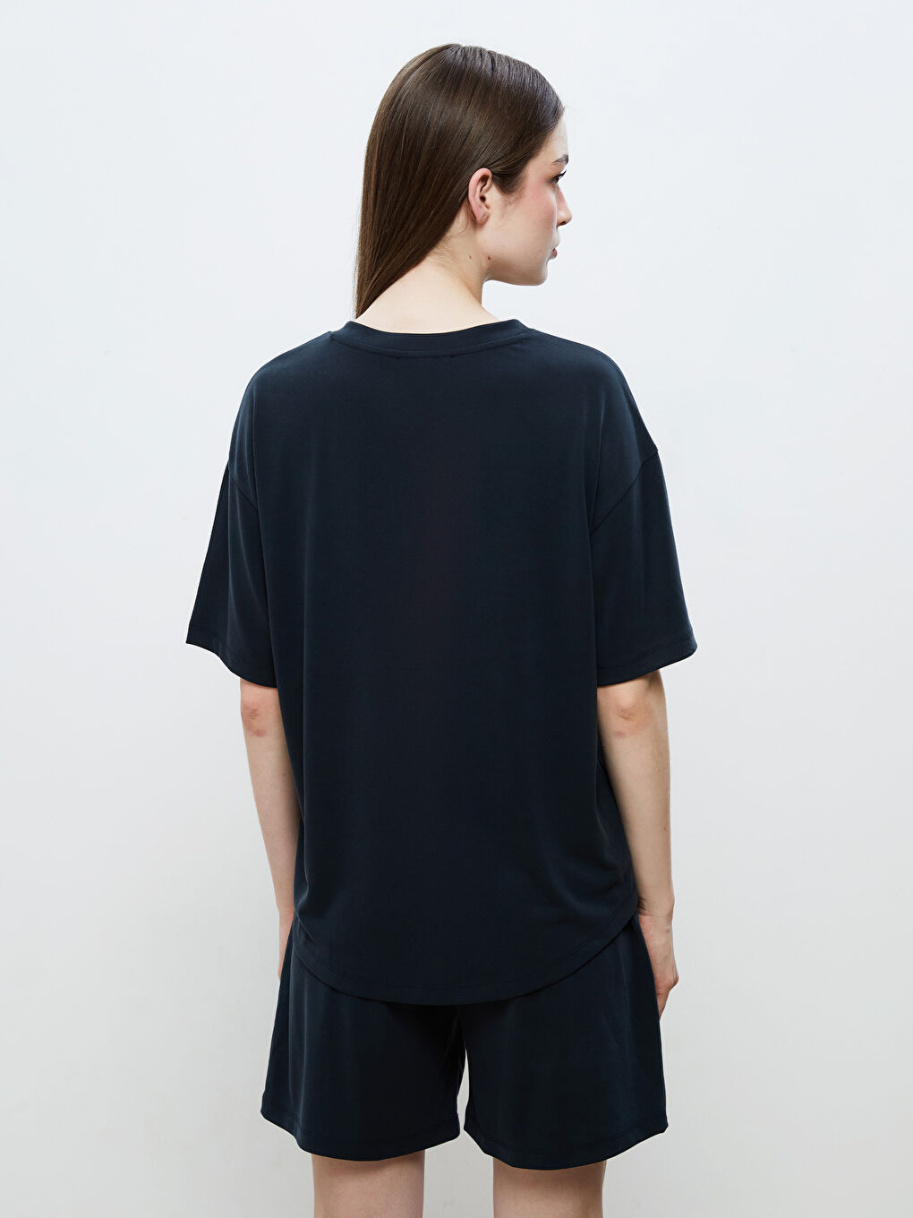 Siyah V Yaka Modal Karışımlı Oversize Kadın Tişört-3