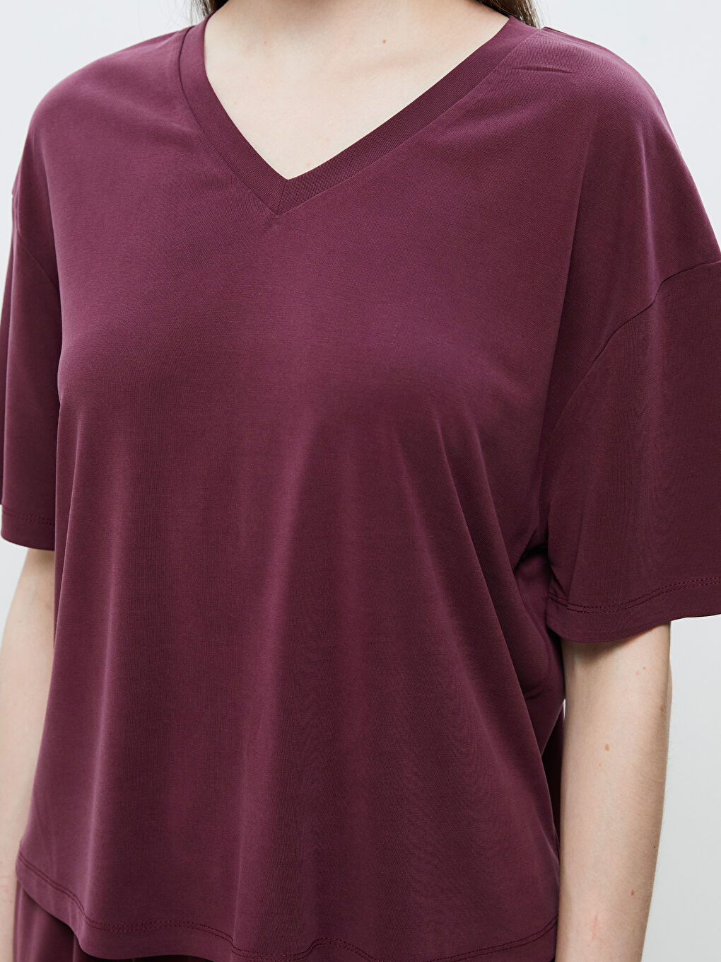 Bordo V Yaka Modal Karışımlı Oversize Kadın Tişört-2