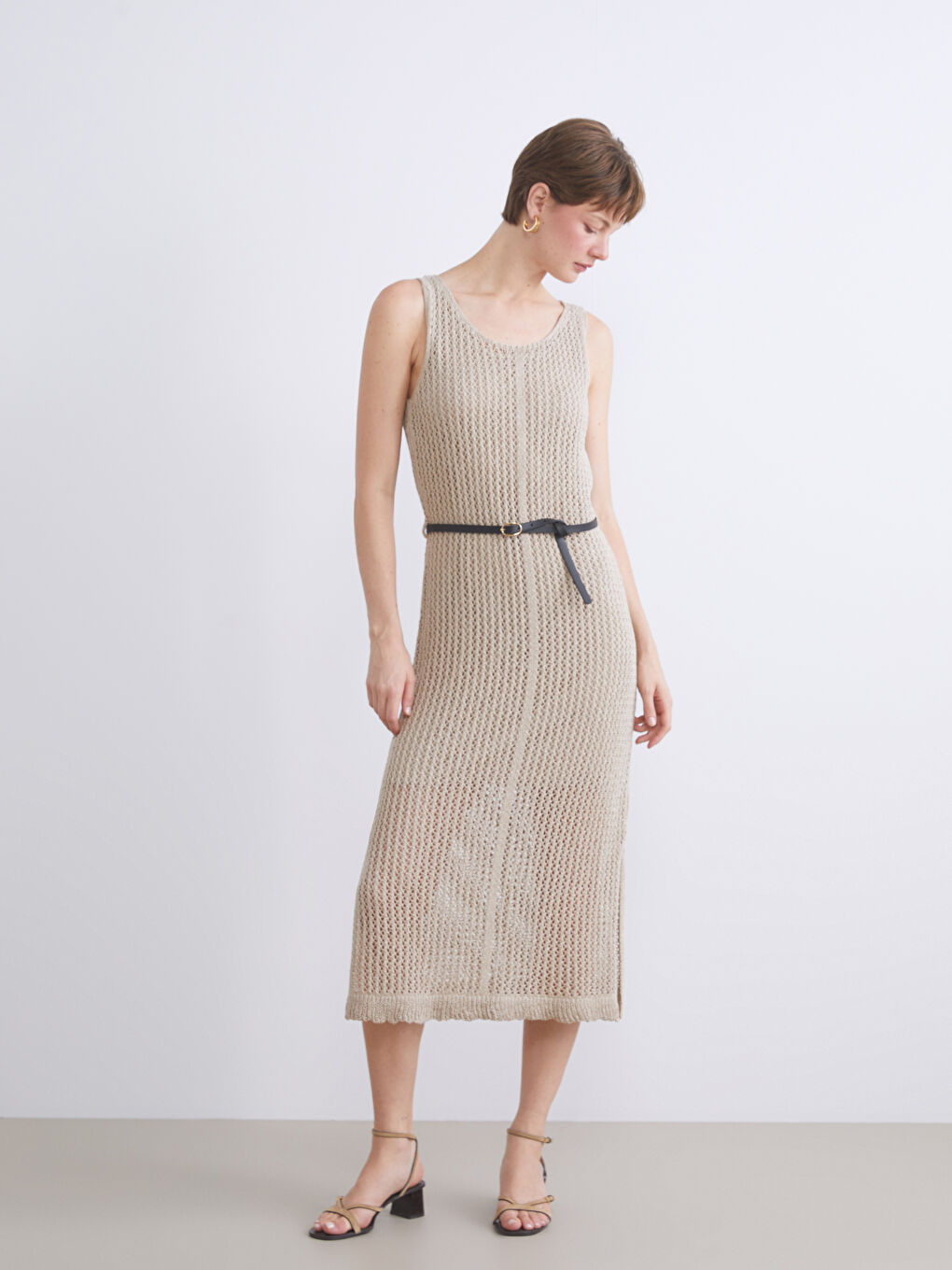 Kahverengi U Yaka Beli Kemerli Ajurlu Elbise-1