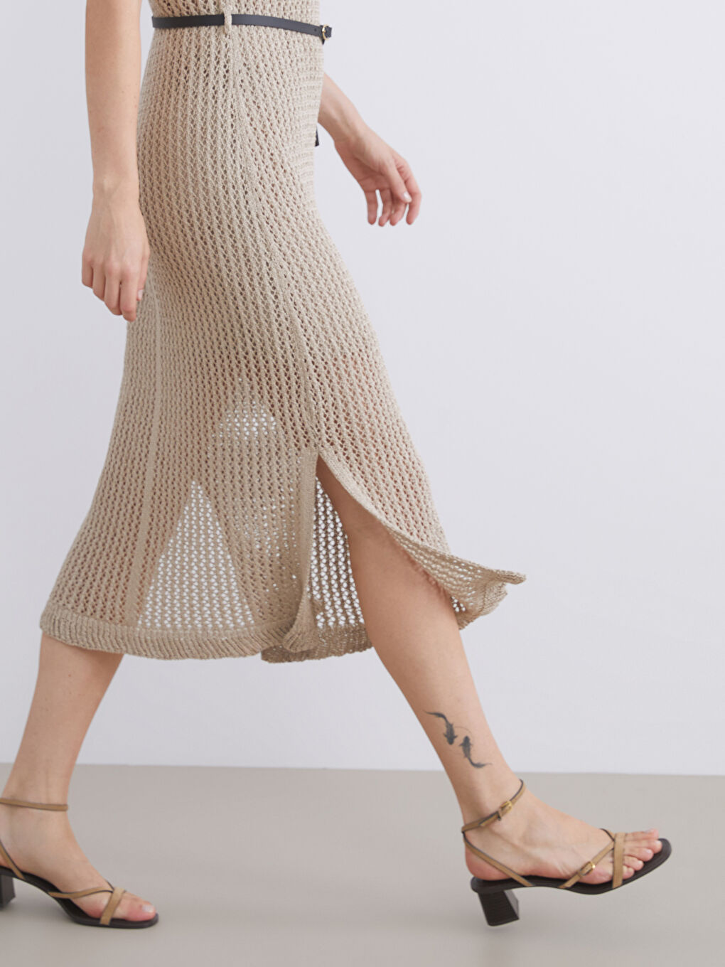 Kahverengi U Yaka Beli Kemerli Ajurlu Elbise-2