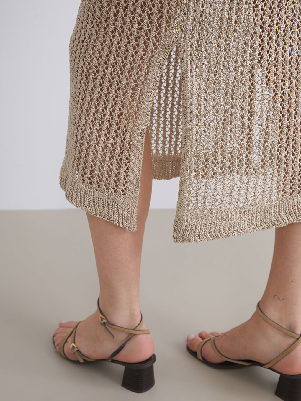 Kahverengi U Yaka Beli Kemerli Ajurlu Elbise-3