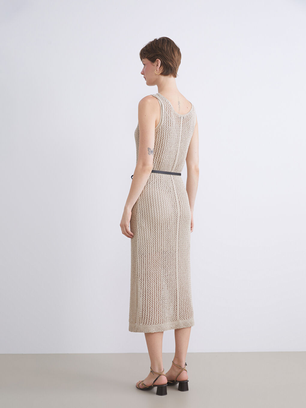 Kahverengi U Yaka Beli Kemerli Ajurlu Elbise-4