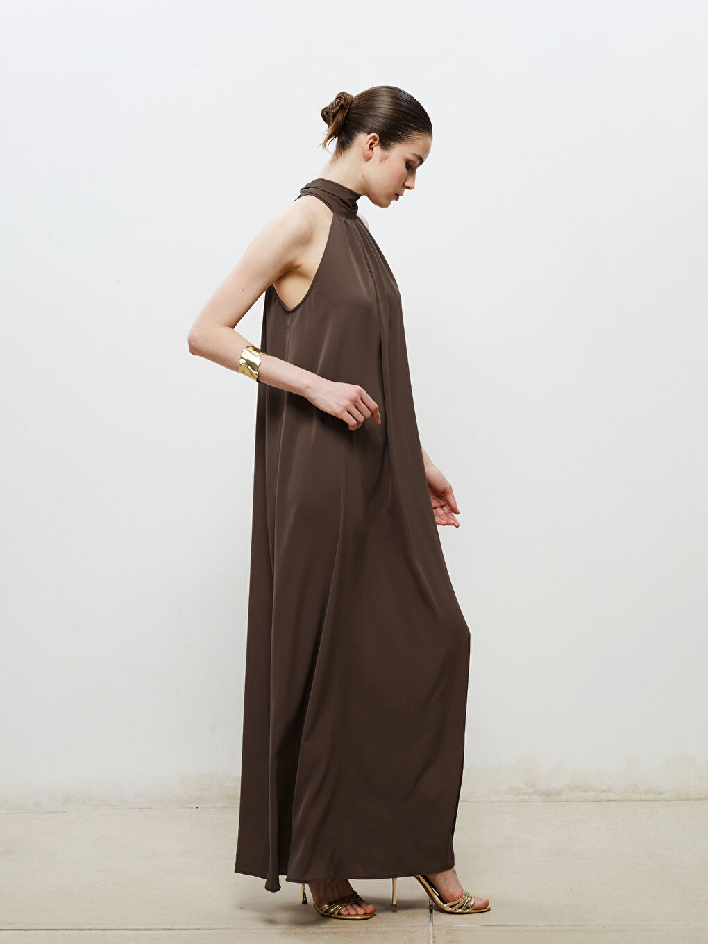Kahverengi Halter Yaka Büzgülü Elbise-1