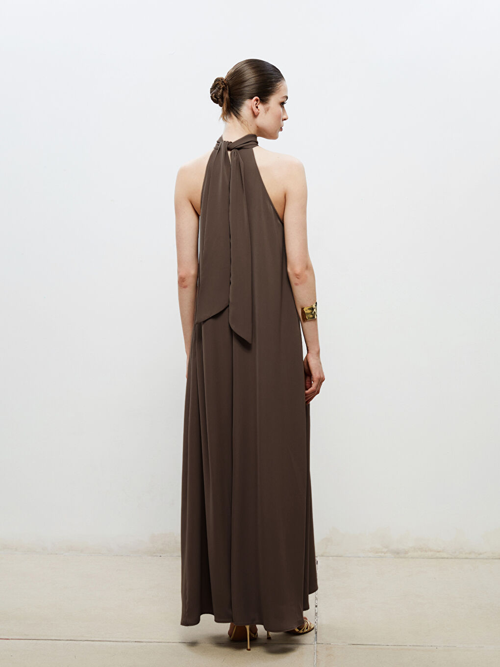 Kahverengi Halter Yaka Büzgülü Elbise-4