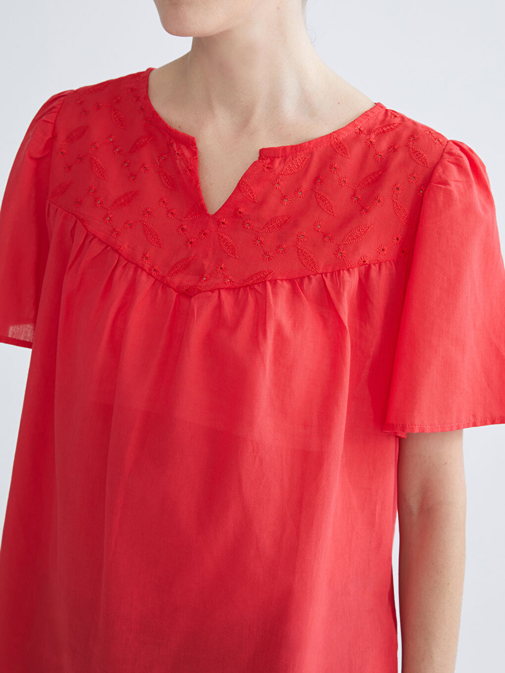 Kırmızı Kaçık Yaka Ajurlu Bluz-2