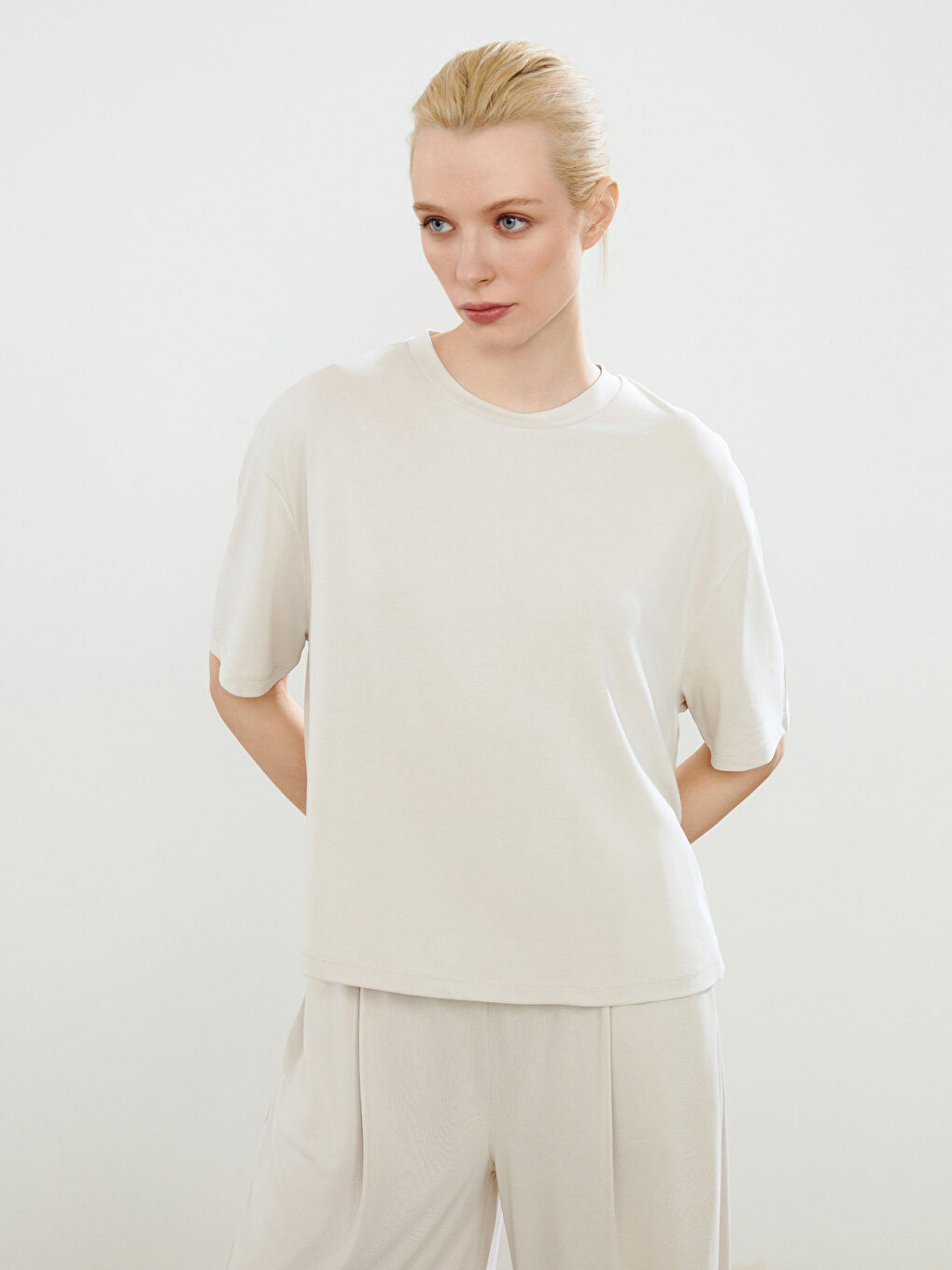 Ekru Bisiklet Yaka Modal Karışımlı Kadın Tişört