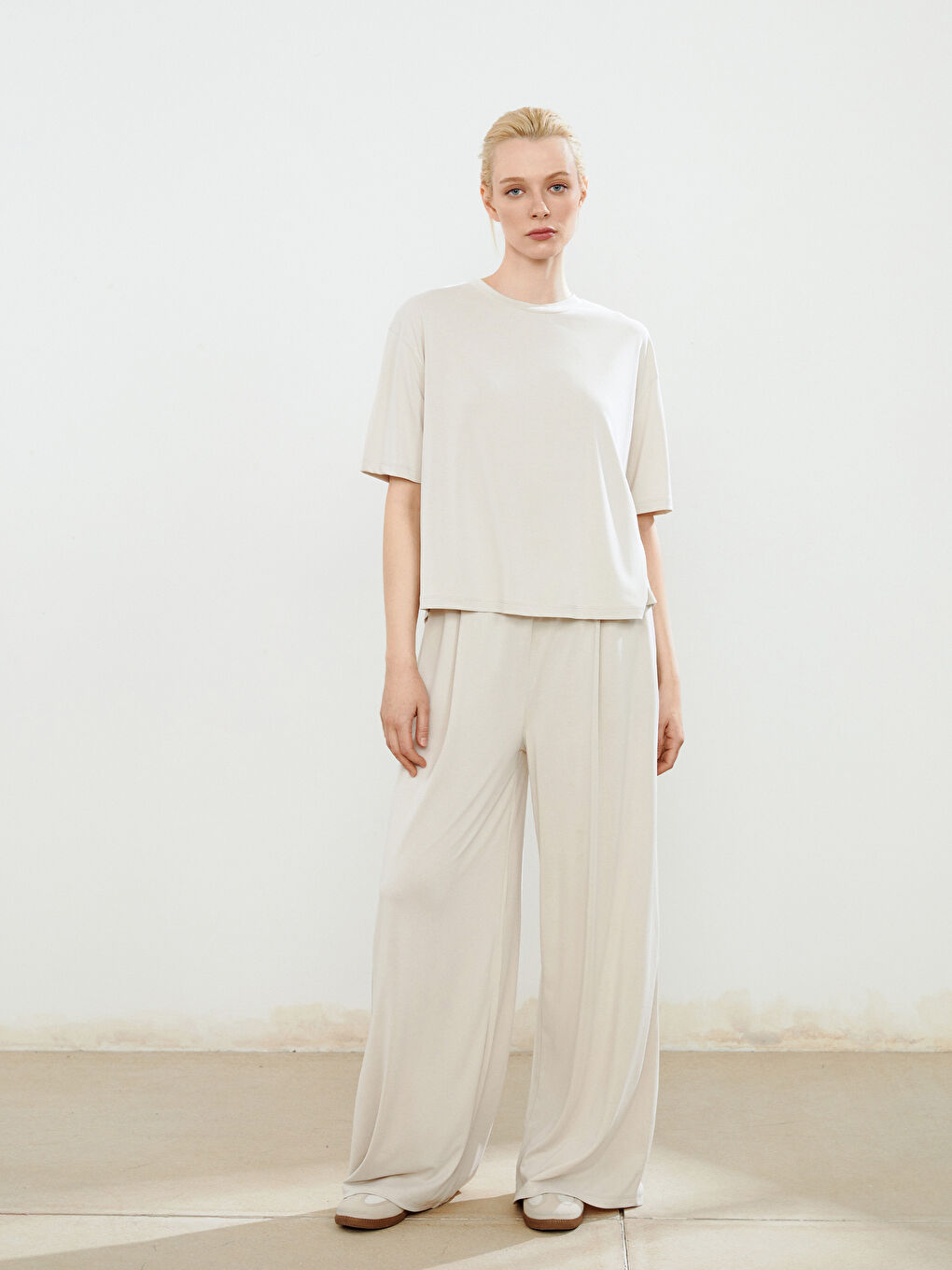 Ekru Bisiklet Yaka Modal Karışımlı Kadın Tişört-1