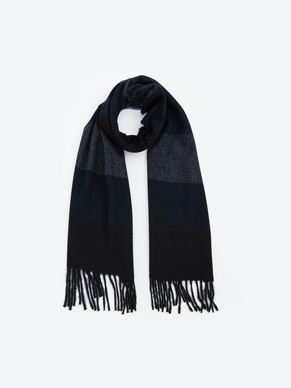 وشاح للرجال بتفاصيل شرابة وانتقال الألوان