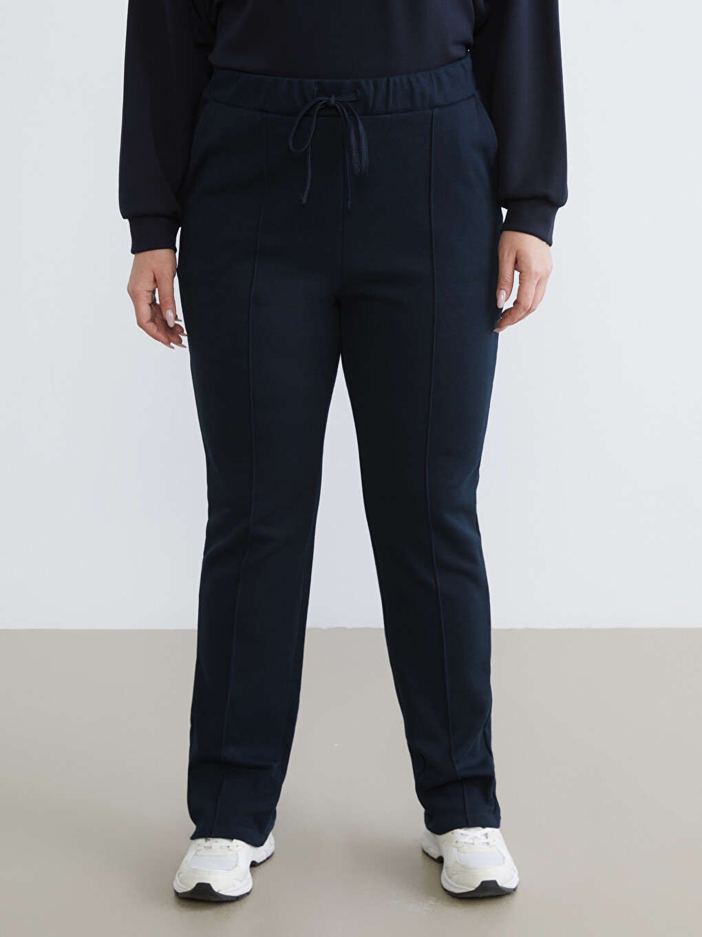 Women's Elastic Waist Straight Sweatpants-1
