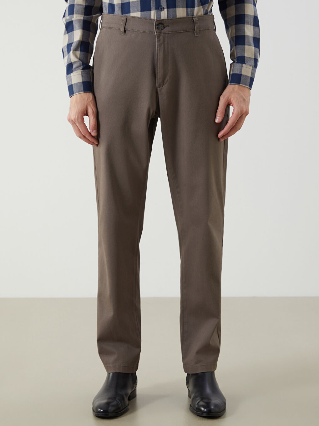 LCWAIKIKI Classic Standard Fit Gabardine Men's Chino Trousers -W40429Z8-KDE