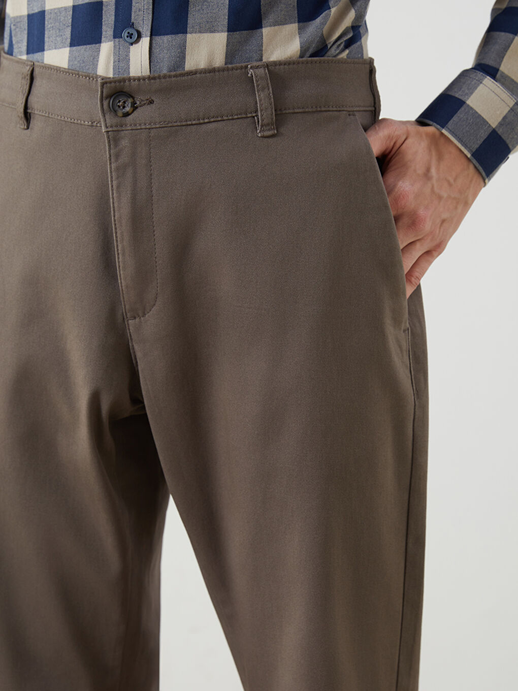 LCWAIKIKI Classic Standard Fit Gabardine Men's Chino Trousers -W40429Z8-KDE