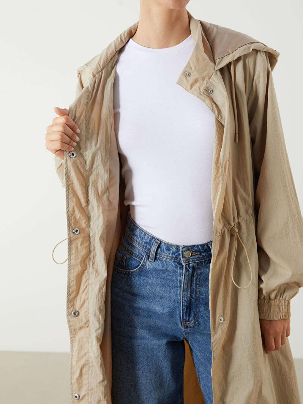 Bej Kadın Kapüşonlu Düz Yağmurluk-6