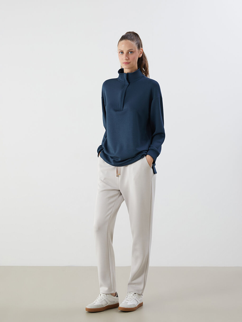 LCWAIKIKI Classic Women's Sweatpants with Elastic Waist -S58224Z8-QYF