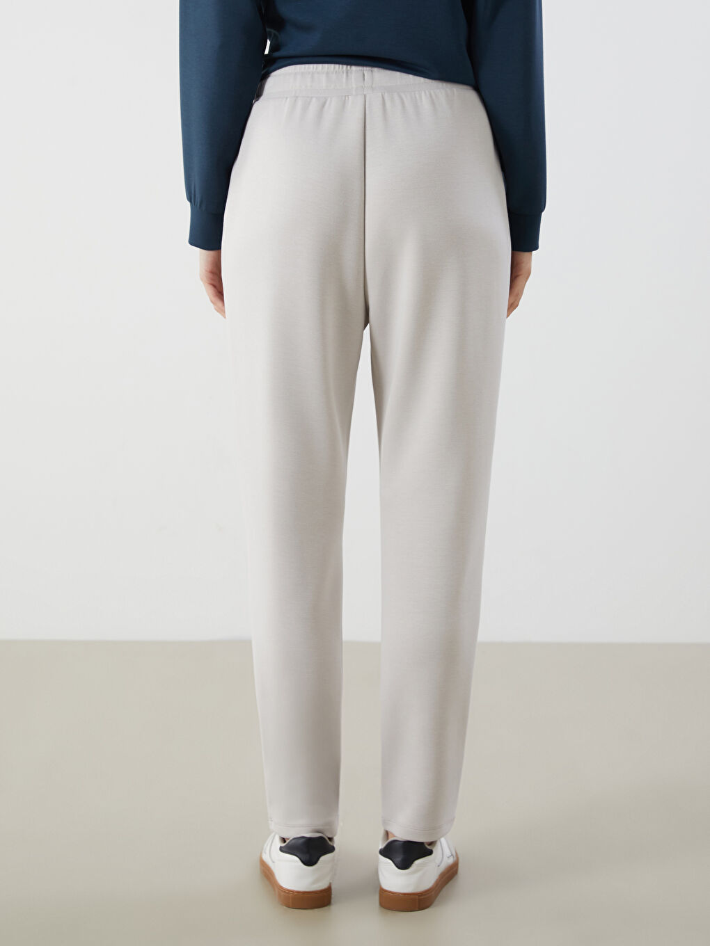LCWAIKIKI Classic Women's Sweatpants with Elastic Waist -S58224Z8-QYF
