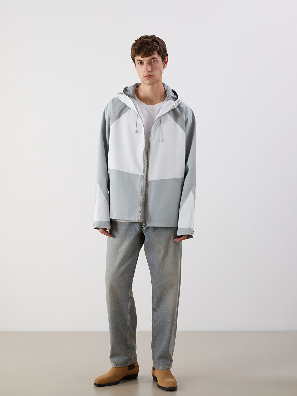 Beyaz Rahat Kalıp Kapüşonlu Erkek Yağmurluk-1