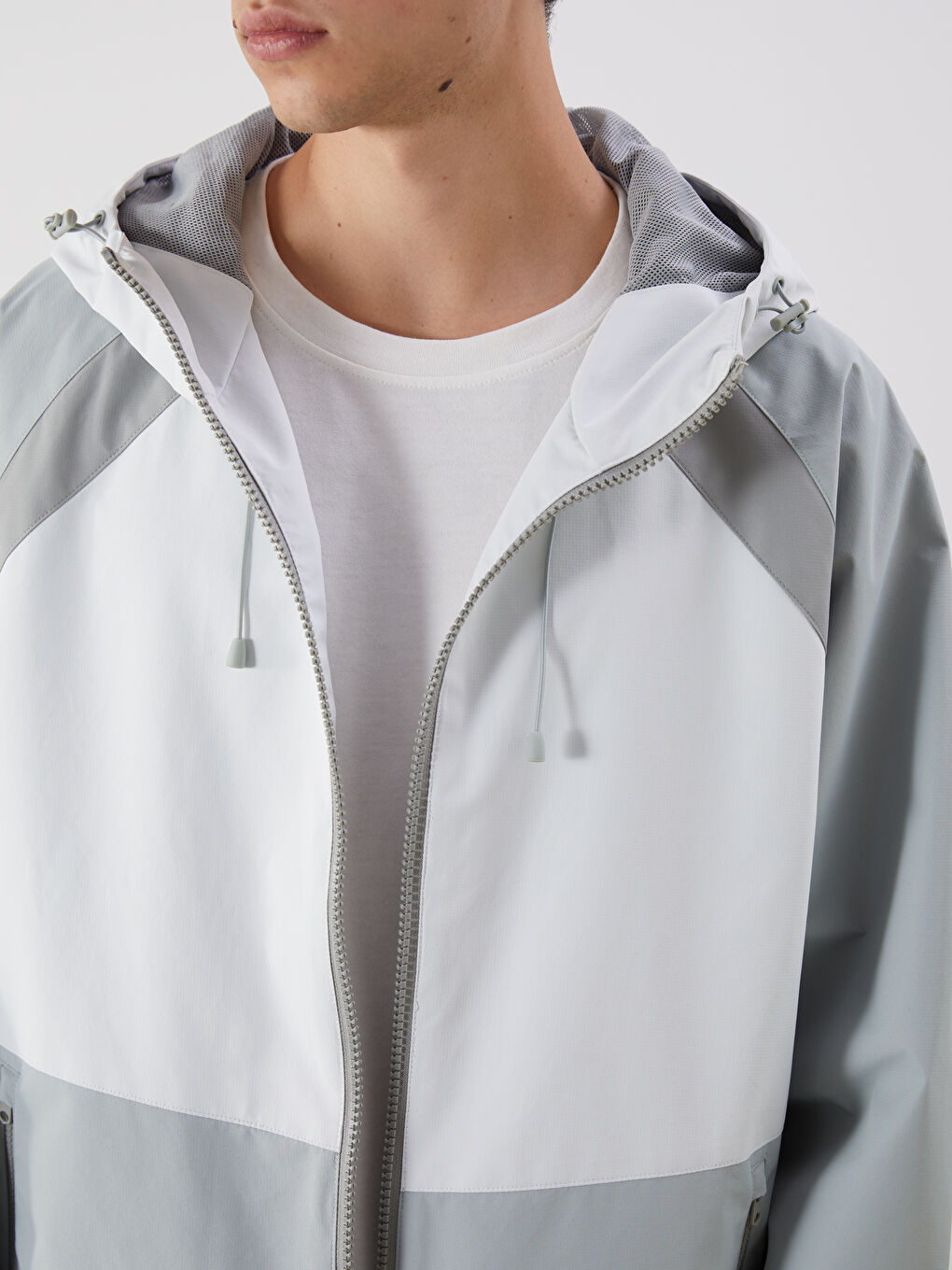 Beyaz Rahat Kalıp Kapüşonlu Erkek Yağmurluk-2