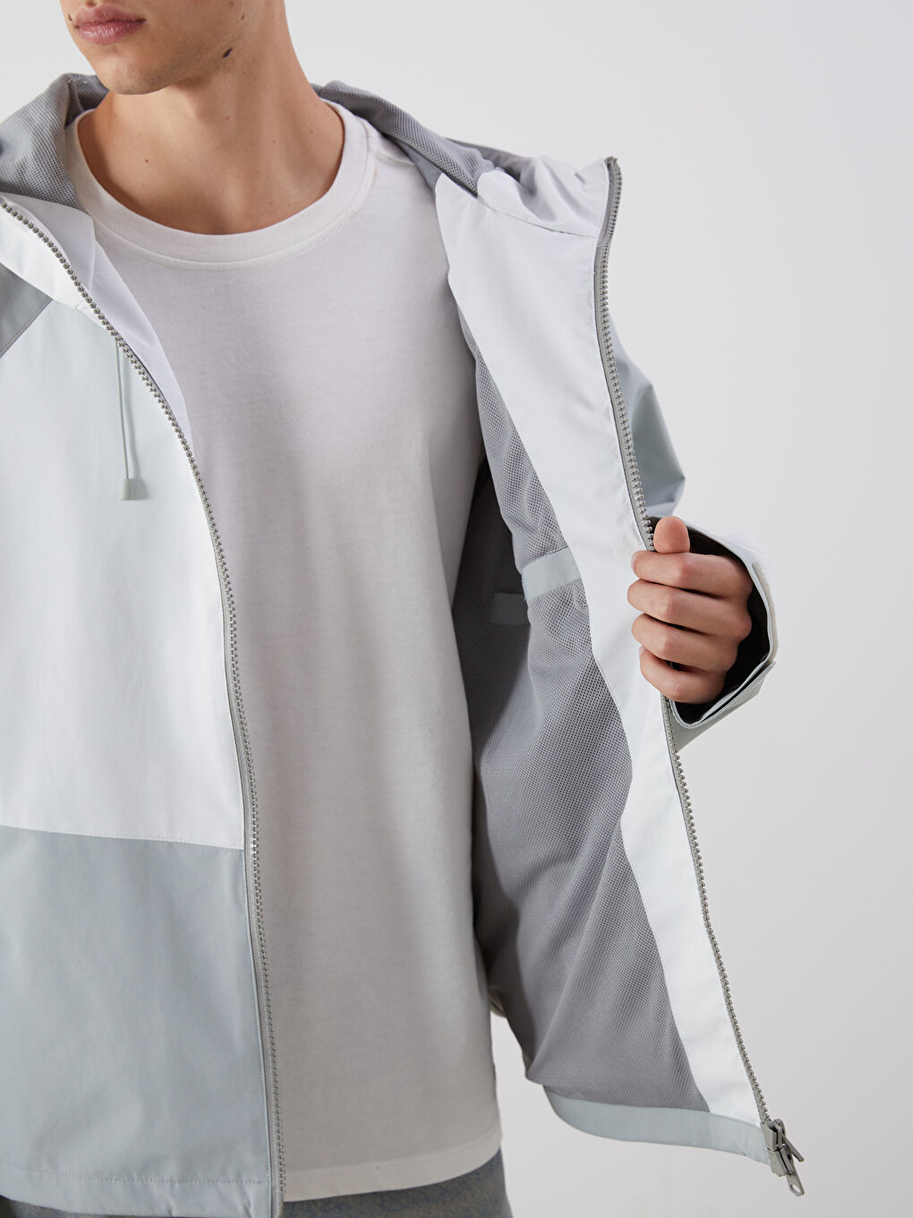 Beyaz Rahat Kalıp Kapüşonlu Erkek Yağmurluk-3