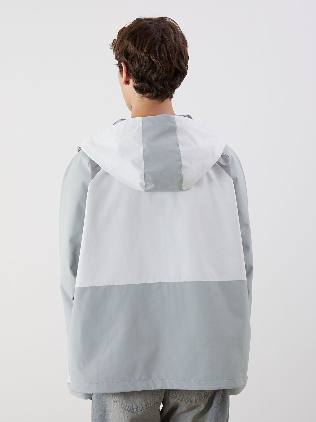 Beyaz Rahat Kalıp Kapüşonlu Erkek Yağmurluk-4