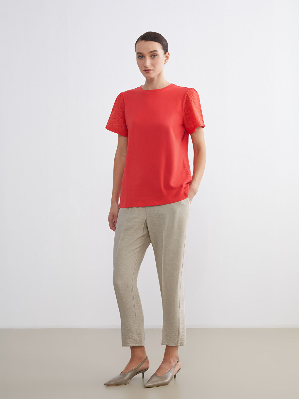 Kırmızı Bisiklet Yaka Ajurlu Kadın Tişört-1