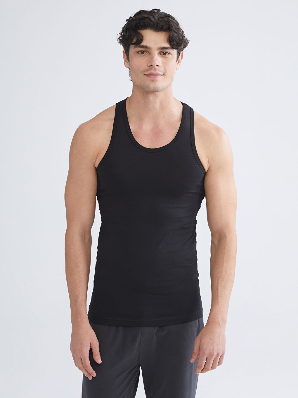 Siyah U Yaka Penye Erkek Atlet