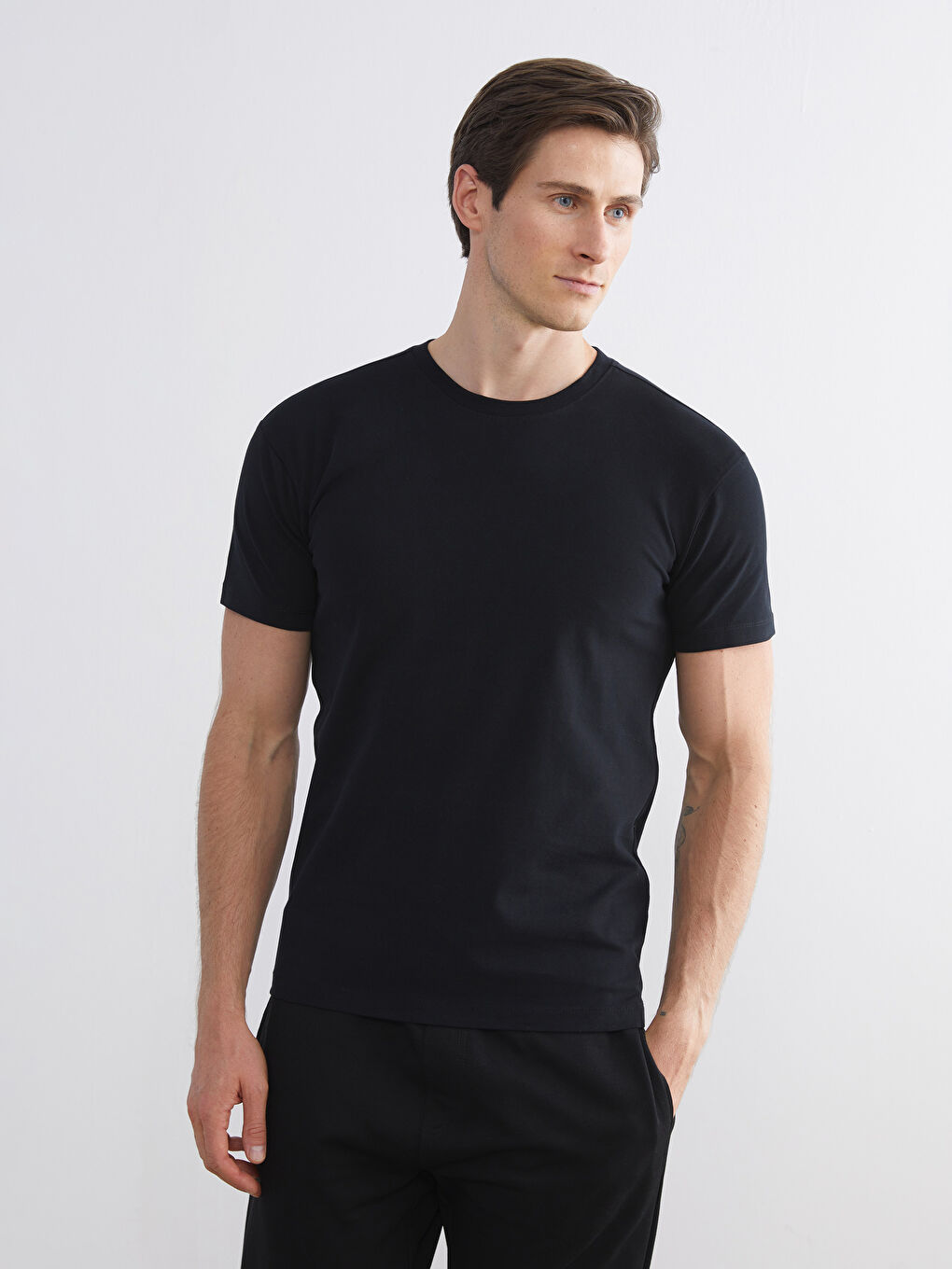 Ерлерге арналған дөңгелек жағалы қысқа жеңді майка