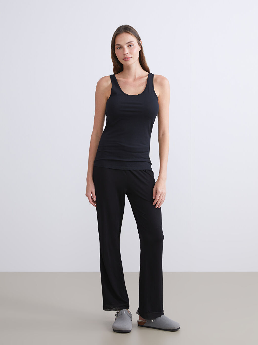 Женская майка с U-образным вырезом-2