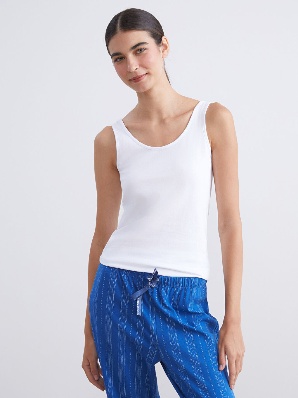 Женская майка с U-образным вырезом-1