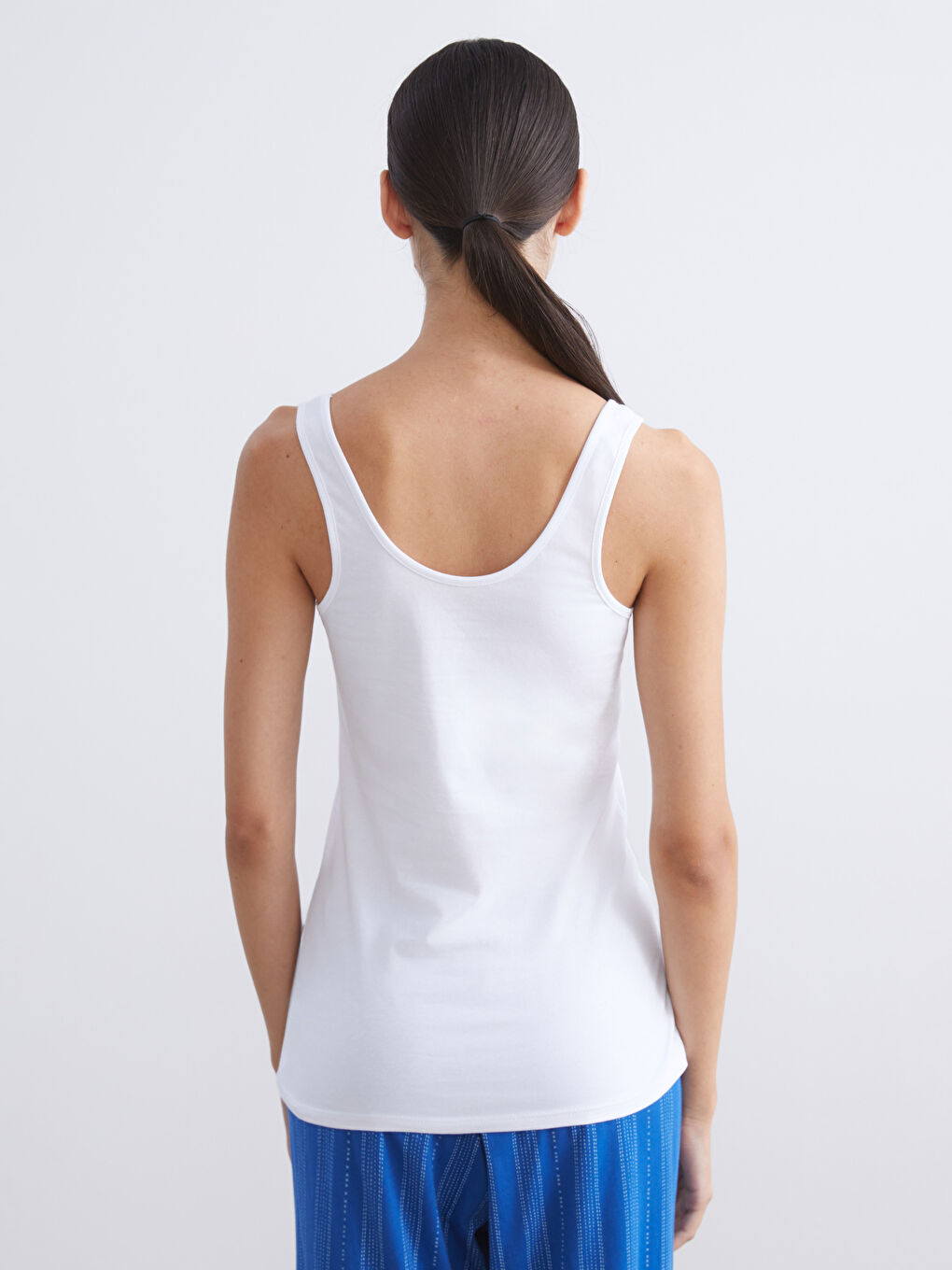 Женская майка с U-образным вырезом-6