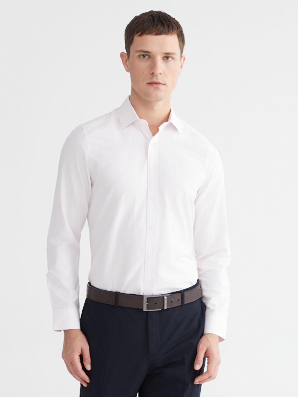 გამხდარი გრძელმკლავიანი პოპლინის მამაკაცის პერანგი