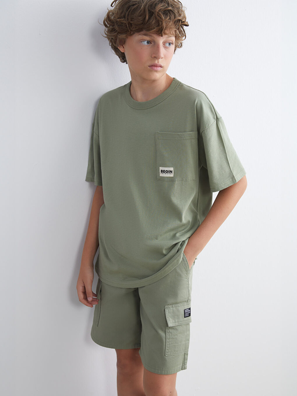 LCW Kids Тениска с кръгло деколте, изчистен дизайн и джоб за момчета -W51428Z4-GUY