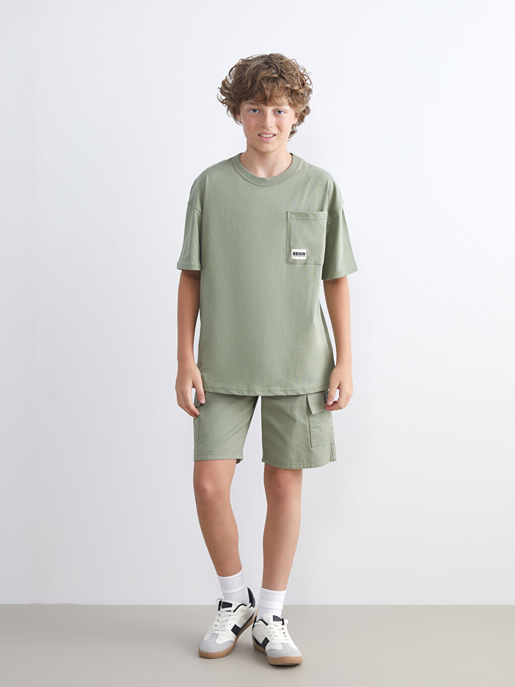 LCW Kids Тениска с кръгло деколте, изчистен дизайн и джоб за момчета -W51428Z4-GUY
