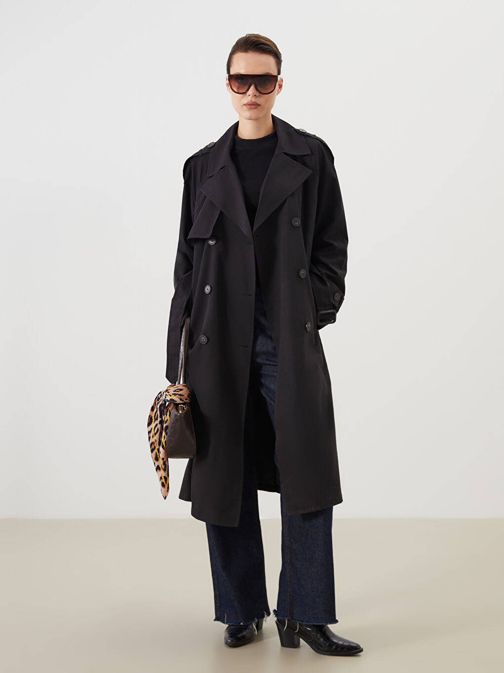 LCW Modest معطف واقٍ من المطر أسود امرأة -W51528Z8-CVL